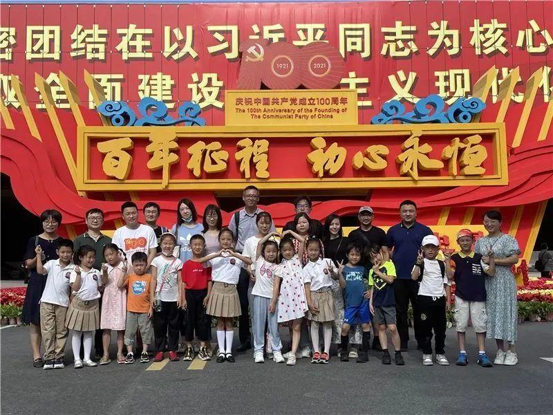 有三支相同的温度计，其中一支用酒精浸湿的棉花包住玻璃泡，另一支中用干棉花包住玻璃泡，第三支不包，如